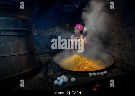 Ban Pho, Distrikt Bac Ha, Provinz Lao Cai, Vietnam - 19. Februar 2022: Bilder der Herstellung von Alkohol aus Maiskörnern nach dem traditionellen Metho Stockfoto