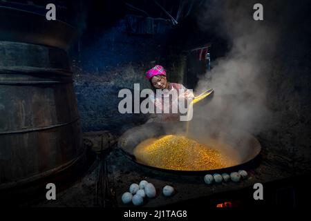 Ban Pho, Distrikt Bac Ha, Provinz Lao Cai, Vietnam - 19. Februar 2022: Bilder der Herstellung von Alkohol aus Maiskörnern nach dem traditionellen Metho Stockfoto