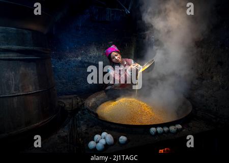 Ban Pho, Distrikt Bac Ha, Provinz Lao Cai, Vietnam - 19. Februar 2022: Bilder der Herstellung von Alkohol aus Maiskörnern nach dem traditionellen Metho Stockfoto