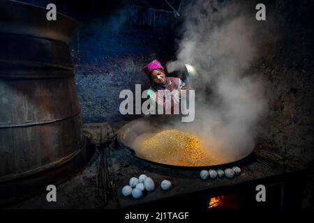 Ban Pho, Distrikt Bac Ha, Provinz Lao Cai, Vietnam - 19. Februar 2022: Bilder der Herstellung von Alkohol aus Maiskörnern nach dem traditionellen Metho Stockfoto