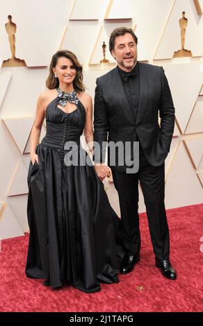 Los Angeles, Kalifornien. 27. März 2022. Penelope Cruz, Javier Bardem bei der Ankunft für die Academy Awards 94. - Arrivals 4, Dolby Theater, Los Angeles, CA 27. März 2022. Kredit: Elizabeth Goodenough/Everett Collection/Alamy Live Nachrichten Stockfoto