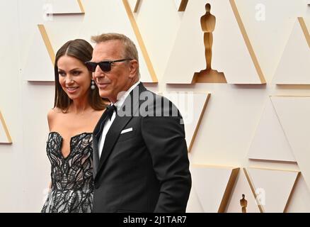 Los Angeles, Usa. 28. März 2022. Christine Baumgartner und Kevin Costner kommen am Sonntag, den 27. März 2022, zu den jährlichen Academy Awards 94. im Dolby Theater in der Hollywood-Sektion von Los Angeles. Foto von Jim Ruymen/UPI Credit: UPI/Alamy Live News Stockfoto