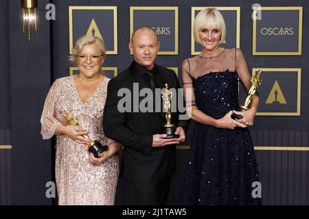 Los Angeles, Usa. 28. März 2022. Stephanie Ingram, Justin Raleigh und Linda Dowds, Gewinner des Best Makeup and Hairstyling für „The Eyes of Tammy Faye“, treten mit ihrem Oscar bei den jährlichen Academy Awards 94. im Loews Hollywood Hotel in der Hollywood-Sektion von Los Angeles, Kalifornien, am Sonntag, den 27. März 2022 hinter die Bühne. Foto von John Angelillo/UPI. Kredit: UPI/Alamy Live Nachrichten Stockfoto