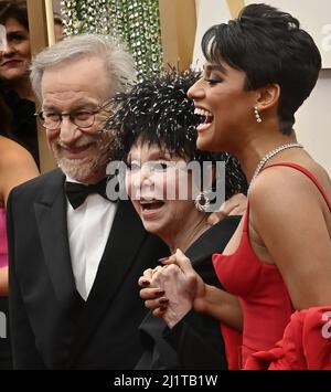 Los Angeles, Usa. 28. März 2022. Steven Spielberg, Rita Moreno und Ariana DeBose kommen am Sonntag, den 27. März 2022, zu den jährlichen Academy Awards 94. im Dolby Theater in der Hollywood-Sektion von Los Angeles. Foto von Jim Ruymen/UPI Credit: UPI/Alamy Live News Stockfoto