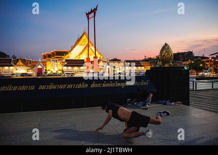 Bangkok, Thailand. 15. März 2022. Ein Mann sah, wie er vor dem Giant Swing in Bangkok Straßentanz übte. Rattanakosin Island, das Innere Bangkoks, ist der Kern der historischen und kulturellen Zone Bangkoks. Dieser Ort ist auch bekannt als eine alte Stadt wegen des Alters der Zone, dass mehr als 100 Jahre des Bestehens. Nicht nur Palast, Tempel und Wahrzeichen dieser Zone umfassen das Leben und die Aktivitäten der Menschen, die rund um die heilige Gegend von Bangkok leben. (Foto von Varuth Pongsapipatt/SOPA Images/Sipa USA) Quelle: SIPA USA/Alamy Live News Stockfoto