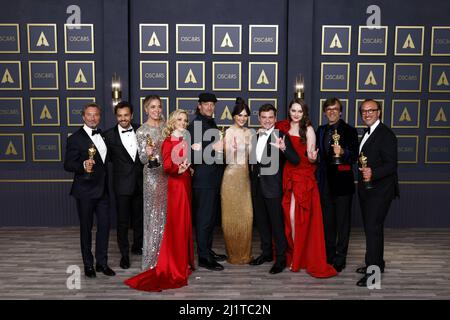 Los Angeles, Usa. 28. März 2022. Die Darsteller und Produzenten von „CODA“ treten am Sonntag, den 27. März 2022, mit ihrem Oscar für das beste Bild bei den jährlichen Academy Awards 94. im Loews Hollywood Hotel in der Hollywood-Sektion von Los Angeles, Kalifornien, auf. Foto von John Angelillo/UPI Credit: UPI/Alamy Live News Stockfoto