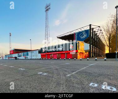 SWINDON, Großbritannien - 26. MÄRZ 2022: Swindon Town Football Club County Ground. Stockfoto