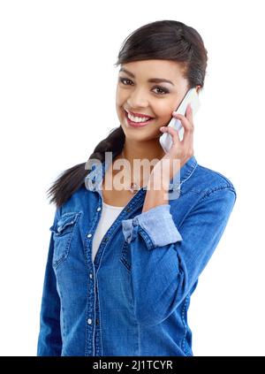 Mach jemanden glücklich, sagt Hallo. Studioaufnahme einer jungen Frau, die ihr auf Weiß isoliertes Handy benutzt. Stockfoto