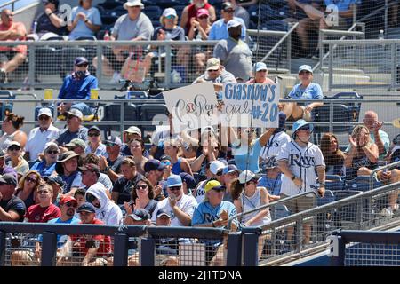 Port Charlotte, FL USA: Ein allgemeiner Blick auf die Fans im Park während eines Baseballspiels zwischen den Tampa Bay Rays und den Atlanta Braves, Samstag, den 27. März 2022, im Charlotte Sports Park. Die Rochen schlugen die Braves mit 4:1. (Kim Hukari/Bild des Sports) Stockfoto