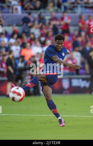 Orlando, Florida, USA. 27. März 2022: Der US-Mittelfeldspieler Yunus Musah (6) erwärmt sich vor dem Qualifikationsspiel der FIFA Fußball-Weltmeisterschaft 2022 zwischen Panama und USMNT Orlando, FL. Die USA besiegt Panama von 5 bis 1. Jonathan Huff/CSM. Quelle: Cal Sport Media/Alamy Live News Stockfoto