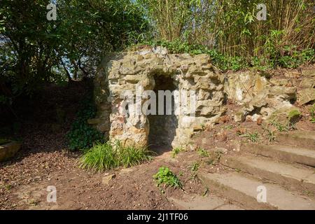 Pfad in einem Ziergarten in Newstead Abbey, Nottinghamshire, Großbritannien Stockfoto