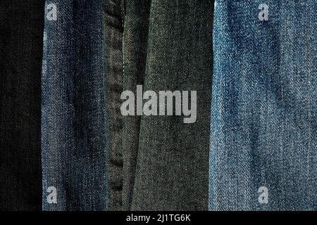 Hintergrund mit Denim-Stoff-Textur in verschiedenen Schattierungen. Textilien und Kleidung Texturen und Muster Stockfoto