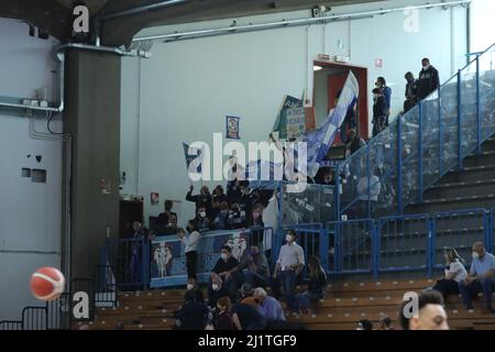 PalaRadi, Cremona, Italien, 27. März 2022, Tifosi NutriBellet Treviso während des Vanoli Basket Cremona gegen Nutribullet Treviso Basket - Italienischer Basketball Stockfoto