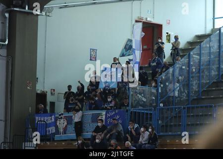 PalaRadi, Cremona, Italien, 27. März 2022, Tifosi NutriBellet Treviso während des Vanoli Basket Cremona gegen Nutribullet Treviso Basket - Italienischer Basketball Stockfoto