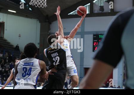 PalaRadi, Cremona, Italien, 27. März 2022, Matteo Chillo (NutriBellet Treviso) während der Vanoli Basket Cremona gegen Nutribullet Treviso Basket - Italienische B Stockfoto