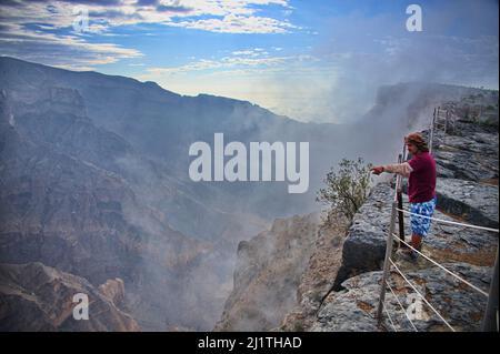 Porträt eines Fremdenführers, der am Rand des Canyons steht Stockfoto