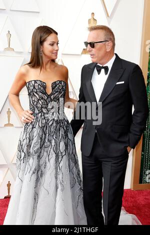 LOS ANGELES - MAR 27: Christine Baumgartner, Kevin Costner bei den Academy Awards 94. im Dolby Theater am 27. März 2022 in Los Angeles, CA Stockfoto