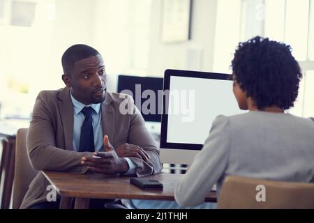 Rat von einem Kollegen einholen. Eine kleine Aufnahme eines jungen Geschäftsmannes und einer Geschäftsfrau, die im Büro sprechen. Stockfoto