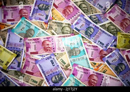 Bargeld in verschiedenen indischen Papierwährungen (Rupien) als Hintergrund. Indische Banknoten. Stockfoto