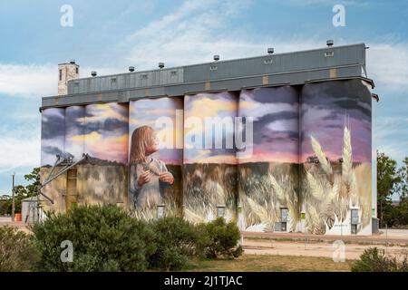 Girl in a Field Silo Art, Kimba, South Australia, Australien Stockfoto