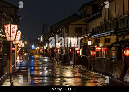 Japanische Laternen leuchten nach Regen auf einer leeren Straße im historischen Gion-Viertel Stockfoto