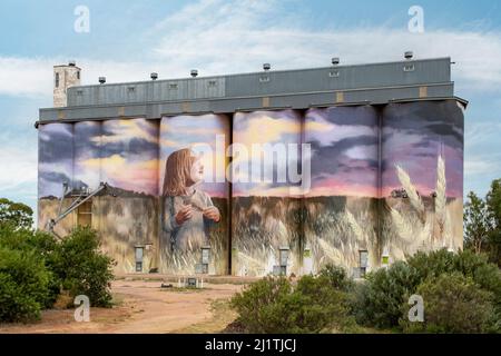 Girl in a Field Silo Art, Kimba, South Australia, Australien Stockfoto