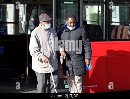 London, Großbritannien. 27. März 2022. Maskierte Menschen steigen aus einem Bus in London, Großbritannien, 27. März 2022. Kredit: Li Ying/Xinhua/Alamy Live Nachrichten Stockfoto