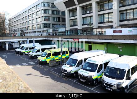 London, Großbritannien. 27. März 2022. Krankenwagen werden in einem Krankenhaus in London, Großbritannien, am 27. März 2022 gesehen. Kredit: Li Ying/Xinhua/Alamy Live Nachrichten Stockfoto