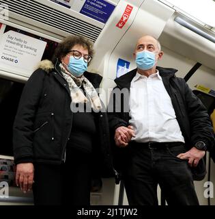 London, Großbritannien. 27. März 2022. Maskierte Menschen nehmen die U-Bahn in London, Großbritannien, 27. März 2022. Kredit: Li Ying/Xinhua/Alamy Live Nachrichten Stockfoto