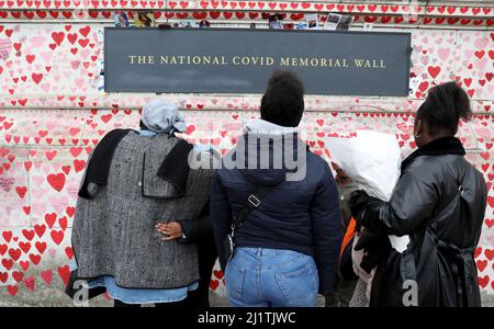 London, Großbritannien. 27. März 2022. Die Menschen stehen an der National COVID Memorial Wall in London, Großbritannien, 27. März 2022. Kredit: Li Ying/Xinhua/Alamy Live Nachrichten Stockfoto