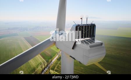 Luftaufnahme einer Nahwinddrähenturbine im ländlichen Raum, Konzept für Windenergie und erneuerbare nachhaltige Energie Stockfoto