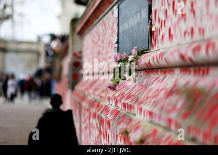 London, Großbritannien. 27. März 2022. Ein Junge läuft neben der National COVID Memorial Wall in London, Großbritannien, 27. März 2022. Kredit: Li Ying/Xinhua/Alamy Live Nachrichten Stockfoto