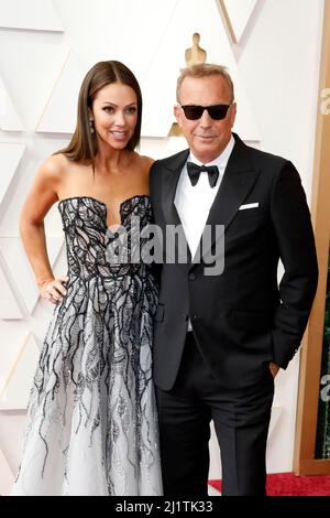 27. März 2022, Los Angeles, CA, USA: LOS ANGELES - 27. MÄRZ: Christine Baumgartner, Kevin Costner bei den Academy Awards 94. im Dolby Theater am 27. März 2022 in Los Angeles, CA (Bild: © Kay Blake/ZUMA Press Wire) Stockfoto