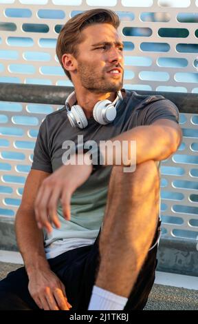 Fitness Sport People Lifestyle Konzept. Porträt eines jungen Mannes, der im Freien läuft, um gesund zu bleiben. Stockfoto