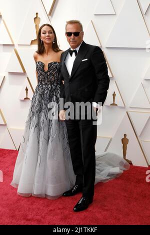 27. März 2022, Los Angeles, CA, USA: LOS ANGELES - 27. MÄRZ: Christine Baumgartner, Kevin Costner bei den Academy Awards 94. im Dolby Theater am 27. März 2022 in Los Angeles, CA (Bild: © Kay Blake/ZUMA Press Wire) Stockfoto