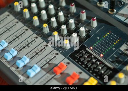 Nahaufnahme des Mixing Equalizers Stockfoto