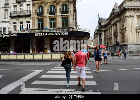 Le Grand Café an der Kreuzung von Bd Anspach und Rue de la Bourse in Brüssel, Belgien. Stockfoto