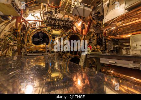 HONOLULU, OAHU, HAWAII, USA - 21. AUGUST 2016: Kriegsraum mit Torpedos der USS Bowfin Submarine SS-287 in Pearl Harbor. Historisches Wahrzeichen der Stockfoto