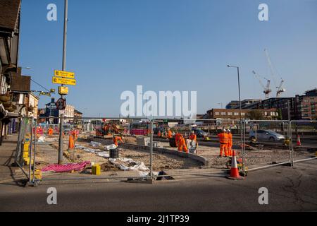 Unter den wachsamen Augen der Peaky Blinders werden die Arbeiten an der Metro-Erweiterung Birmingham Eastside nach Digbeth fortgesetzt, die die High Speed 2 (HS2)-Station in der Curzon Street bedienen wird und sich von der bestehenden West Midlands-Metrolinie in der Bull Street trennt. Die Route soll aus 1,7km zweigleisigen Strecken bestehen, die von der Bull Street bis zu einem neuen Endpunkt in der High Street Deritend führen. Das Programm umfasst vier weitere U-Bahnstationen in West Midlands, die östlich des Stadtzentrums von Birmingham verkehren. Die Erweiterung wird das Regenerationsgebiet Eastside mit Verbindungen zur New Street, Moor Street und Snow Hill Railw unterstützen Stockfoto