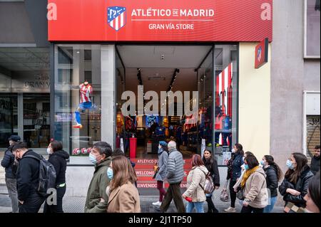 Madrid, Spanien. 24. März 2022. Fußgänger laufen am spanischen Profi-Fußballverein Atletico de Madrid vorbei, bekannt als Atleti, offizieller Markenladen und Logo in Spanien Credit: SOPA Images Limited/Alamy Live News Stockfoto