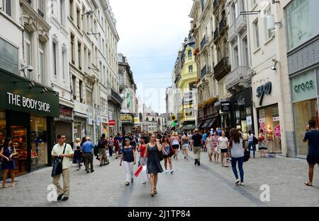 Spaziergang entlang der Fußgängerzone Kleerkopersstraat im Zentrum von Brüssel, Belgien. Stockfoto