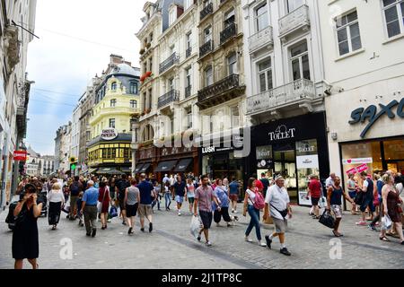 Spaziergang entlang der Fußgängerzone Kleerkopersstraat im Zentrum von Brüssel, Belgien. Stockfoto