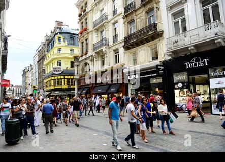 Spaziergang entlang der Fußgängerzone Kleerkopersstraat im Zentrum von Brüssel, Belgien. Stockfoto