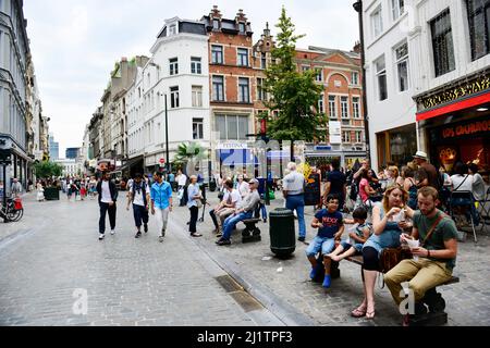 Spaziergang entlang der Fußgängerzone Kleerkopersstraat im Zentrum von Brüssel, Belgien. Stockfoto