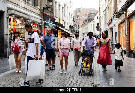 Spaziergang entlang der Fußgängerzone Kleerkopersstraat im Zentrum von Brüssel, Belgien. Stockfoto