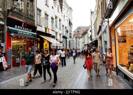 Spaziergang entlang der Fußgängerzone Kleerkopersstraat im Zentrum von Brüssel, Belgien. Stockfoto