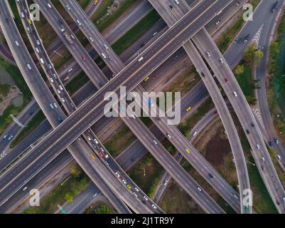 Draufsicht Autobahnkreuz eines Stadtgebäudes, Expressway mit Infrastruktur. Stockfoto