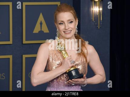 Jessica Chastain, , Gewinnerin der Hauptdarstellerin für ‘The Eyes of Tammy faye’, die im Presseraum bei den Academy Awards 94. im Dolby Theater in Hollywood, CA, am Sonntag, dem 27. März 2022, auf der Bühne posiert. (Foto von Sthanlee B. Mirador/Sipa USA) Stockfoto