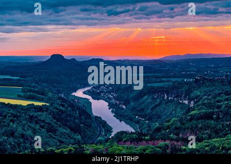 Luftaufnahme der Stadt Bad Schandau, des Elbtals und des Gipfels Lilienstein im Schmilka-Gebiet des Nationalparks Sächsische Schweiz bei Sonnenuntergang. Stockfoto