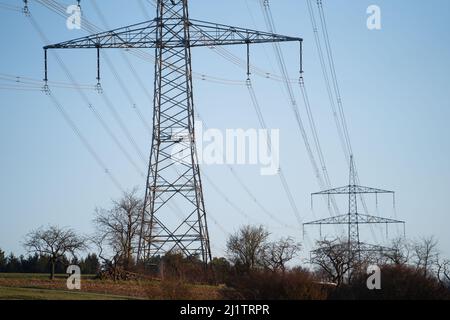 28. März 2022, Bayern, Büchlein: Hochspannungsleitungen ziehen sich durch die Landschaft. Der Krieg in der Ukraine beschleunigt die Debatte in Deutschland über den Ausbau erneuerbarer Energien. Foto: Nicolas Armer/dpa Stockfoto